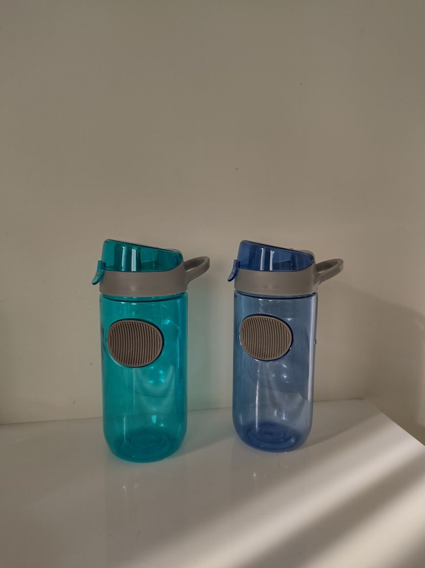 Dwie niebieskie butelki na zatrzask z uchwytem
