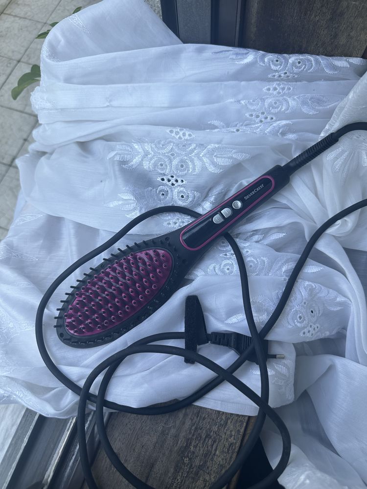 Escova de alisar o cabelo e pentiar
