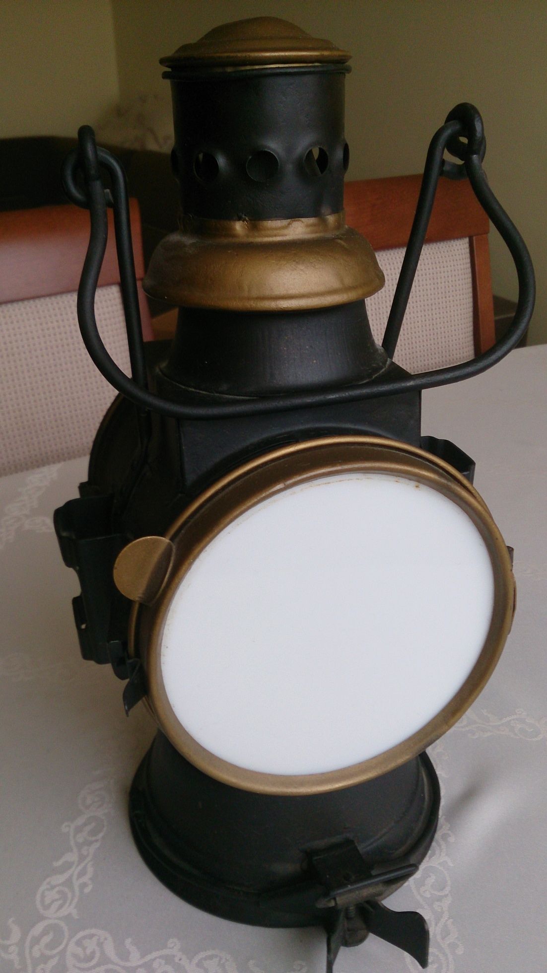 Lampa naftowa semaforowa PKP działająca.