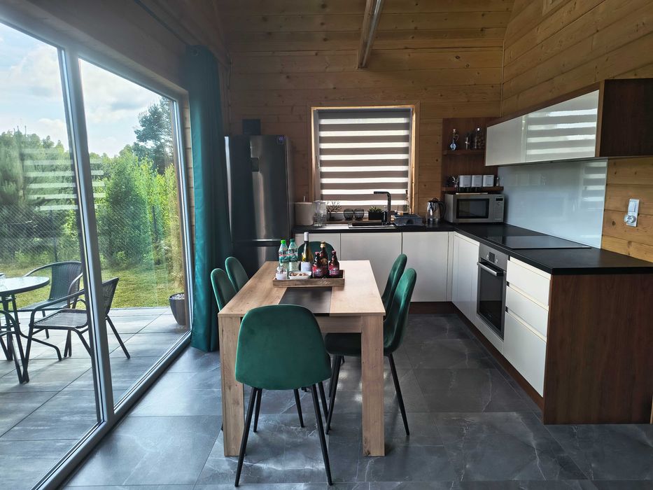 Domek przy lesie na Roztoczu.