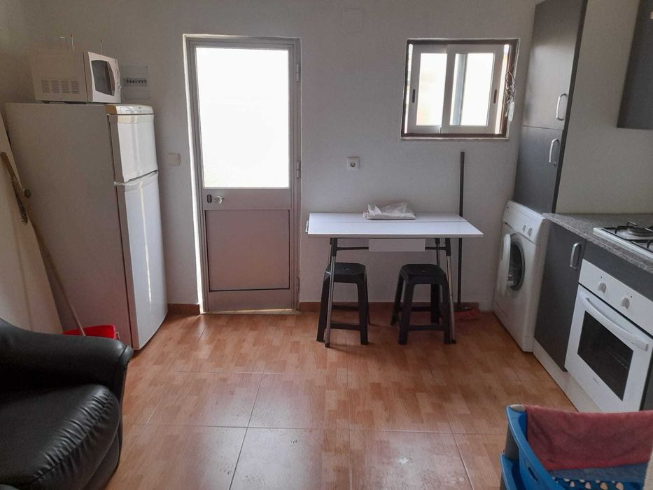 Alugo T1 Terrugem (respostas só por chamada telefónica)