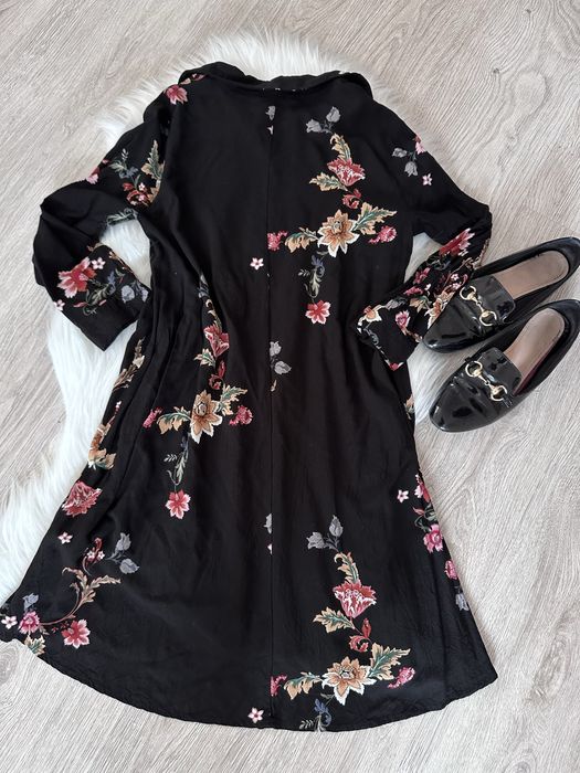 Czarna Sukienka W Kolorowe Kwiaty Luźniejsza Stradivarius S/M