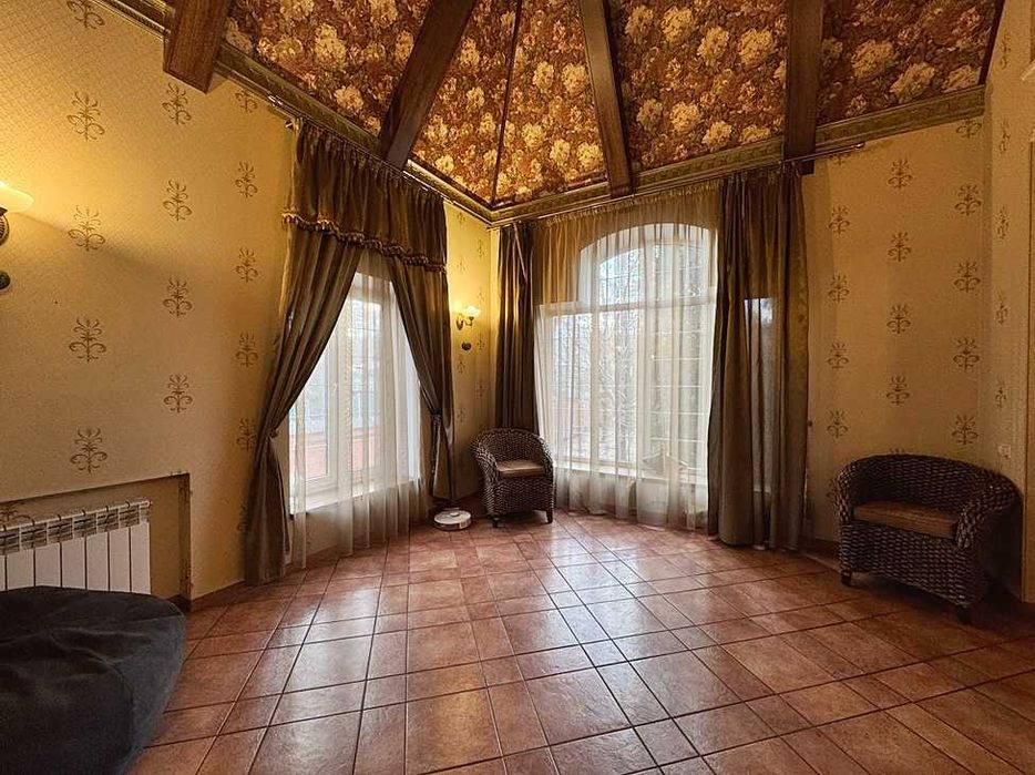 Будинок з ремонтом, гаражем, сауною та басейном. Центральний Парк.