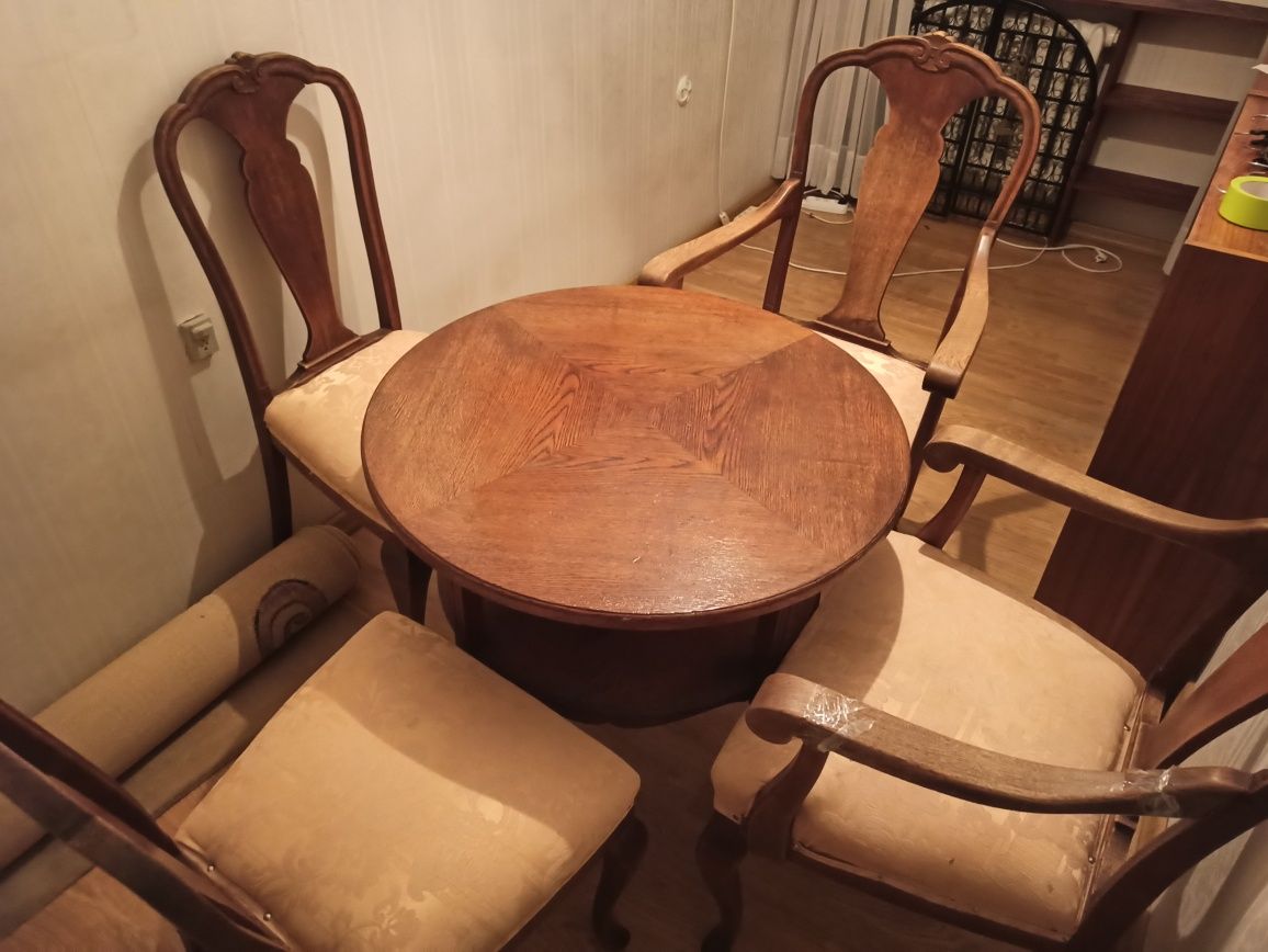 Okrągły stół i cztery krzesła.