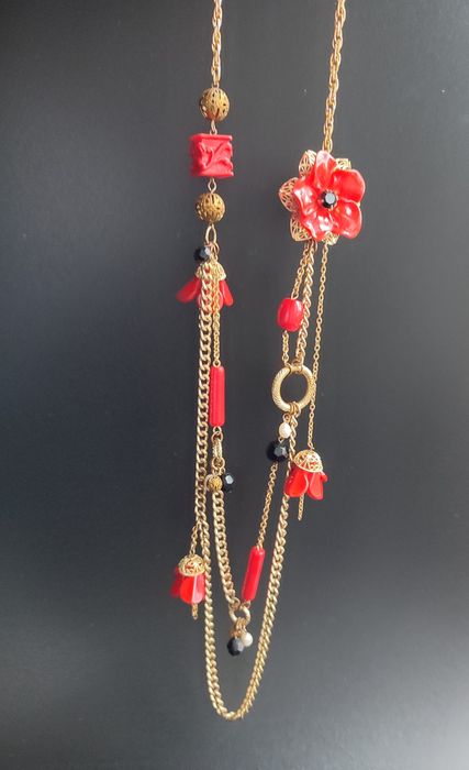 Коралловые бусы и ожерелья