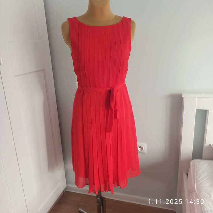 Czerwona marszczona sukienka wiązana w pasie S