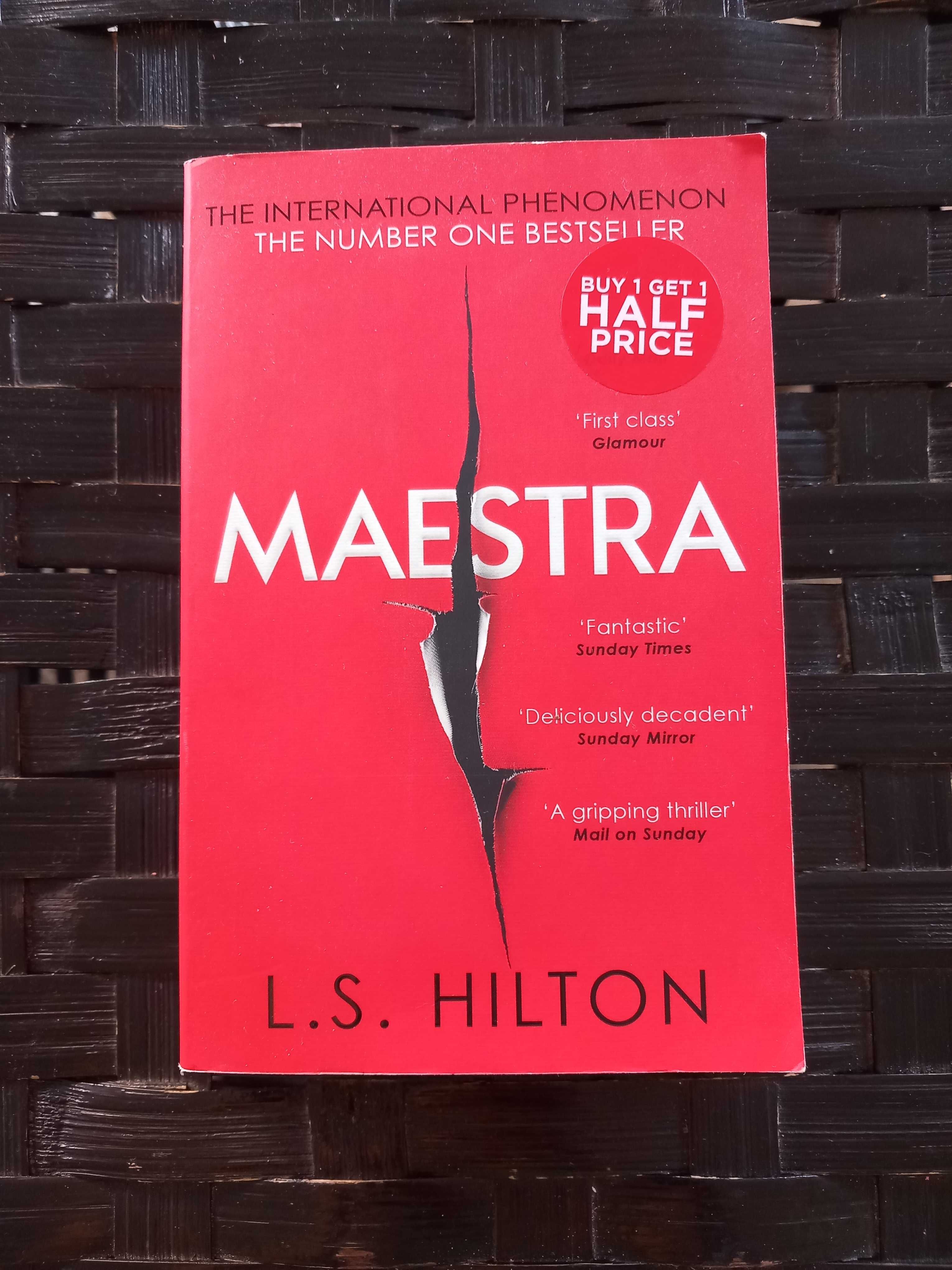 Maestra, de L. S. Hilton (em inglês)