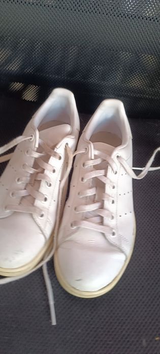 Tênis adidas brancos