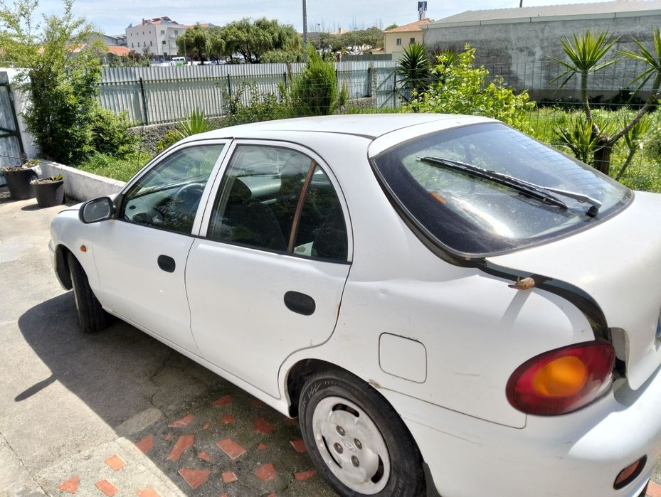 Hyundai accent a trabalhar.