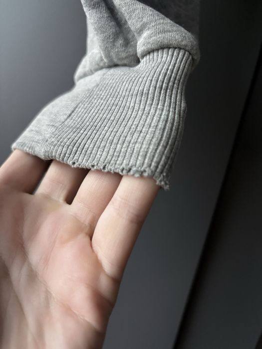 szara bluza na suwak z kapturem