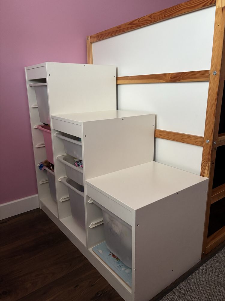 Regał na zabawki Ikea Trofast z pojemnikami biały