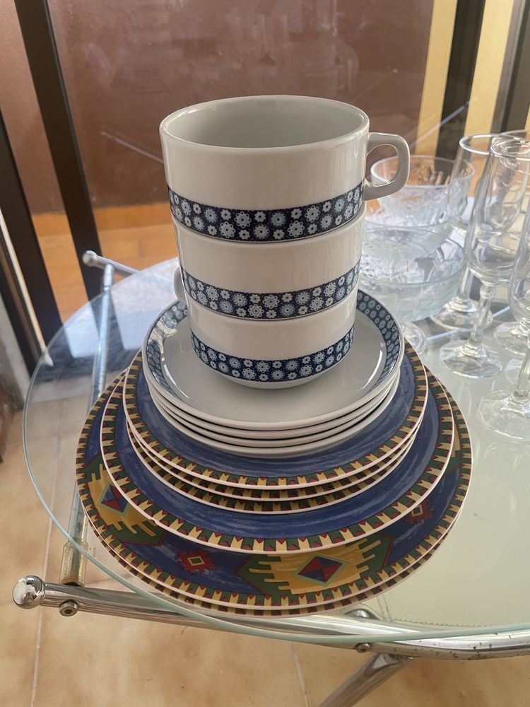 Loiça e mesa usadas.