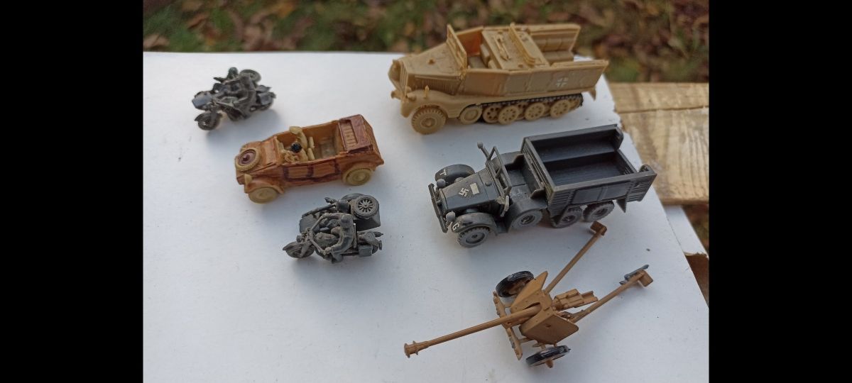 Zestaw 14 sklejanych modeli pojazdów niemieckich wojsk pancernych z ll