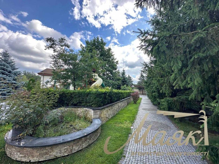 Оренда резиденції з двох будинків на 60 сотках землі в Хуторі Мригі