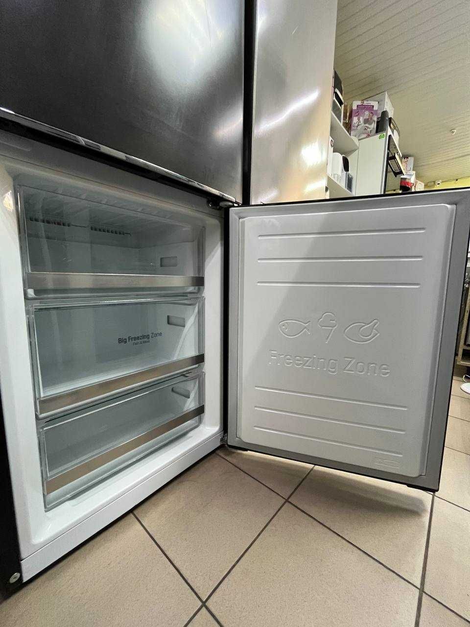 Холодильник з морозильною камерою LG GBB72MCEFN