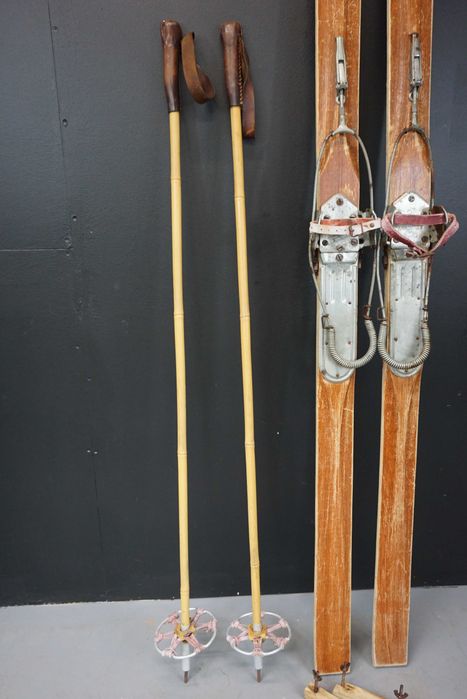 Zabytkowe drewniane narty z kijkami bambusowymi stare