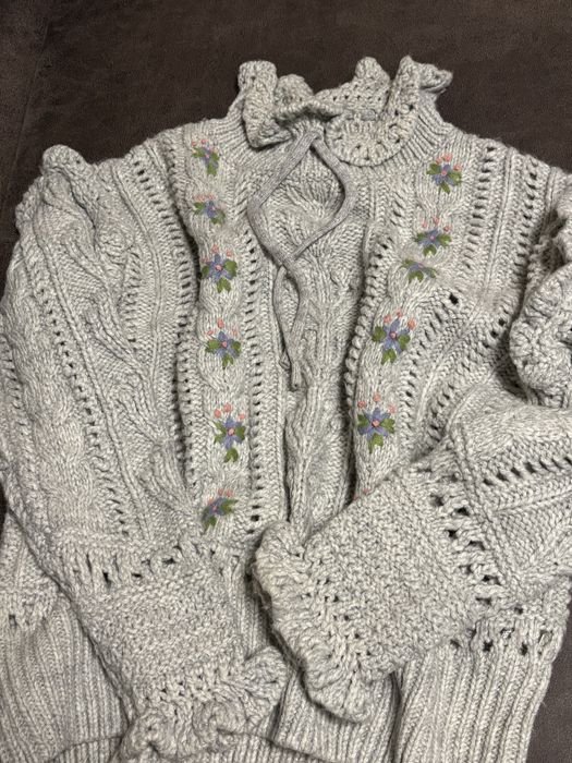 Сірий светр zara з вишивкою та рюшами