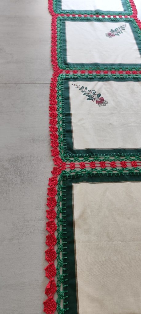 Toalha de Mesa de Natal com Bordas de Crochê Feitas à Mão