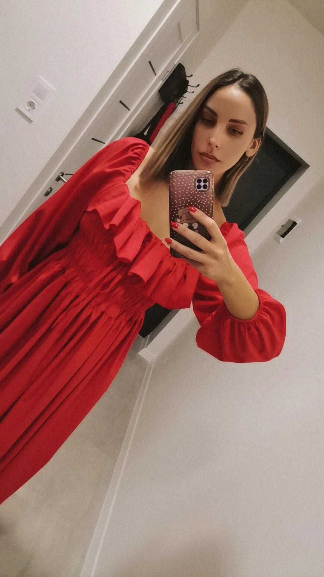 Гарна червона сукня