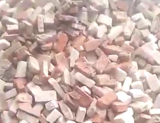 Кирпич разный. Такой как на фото.