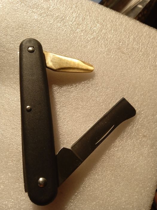 Садовый резак для прививки деревьев.