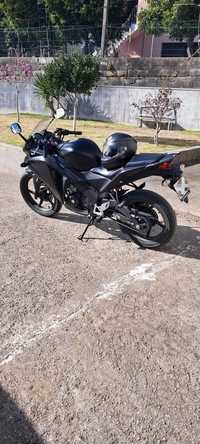 Honda cbr 125 preta