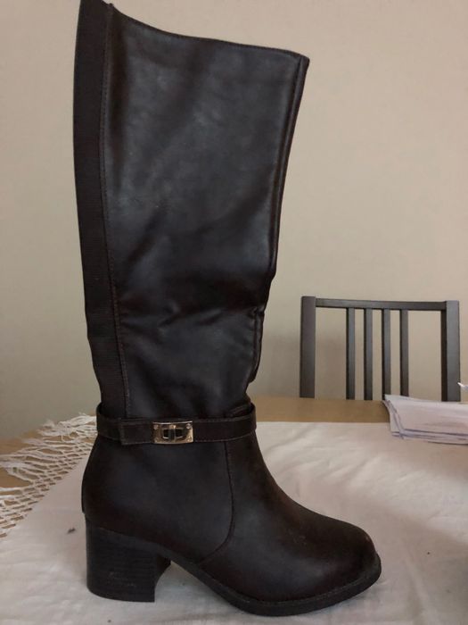 Par de botas cor castanho escuro