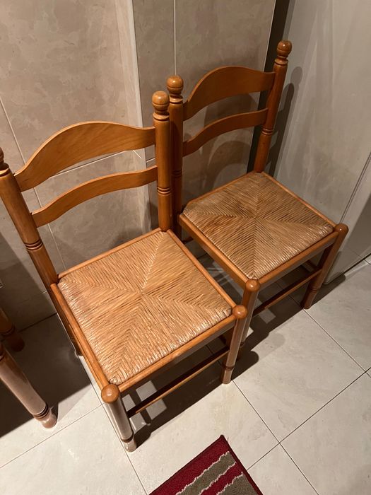 Mesa de cozinha com 2 cadeiras e banco