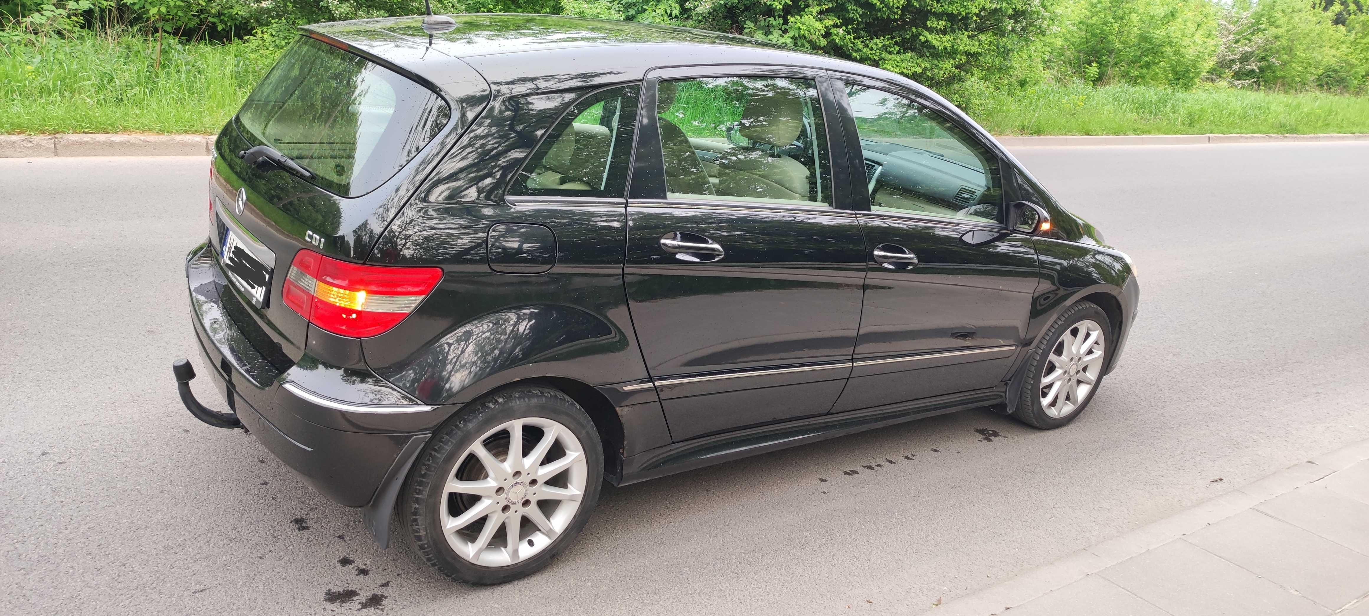 Mercedes B200 jasny środe