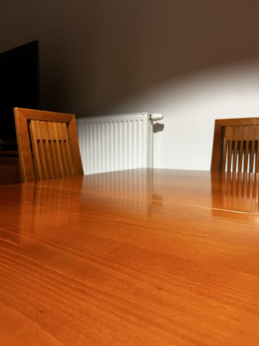 Duży, rozkładany stół + 6 krzeseł firmy Klose – buk koniakowy