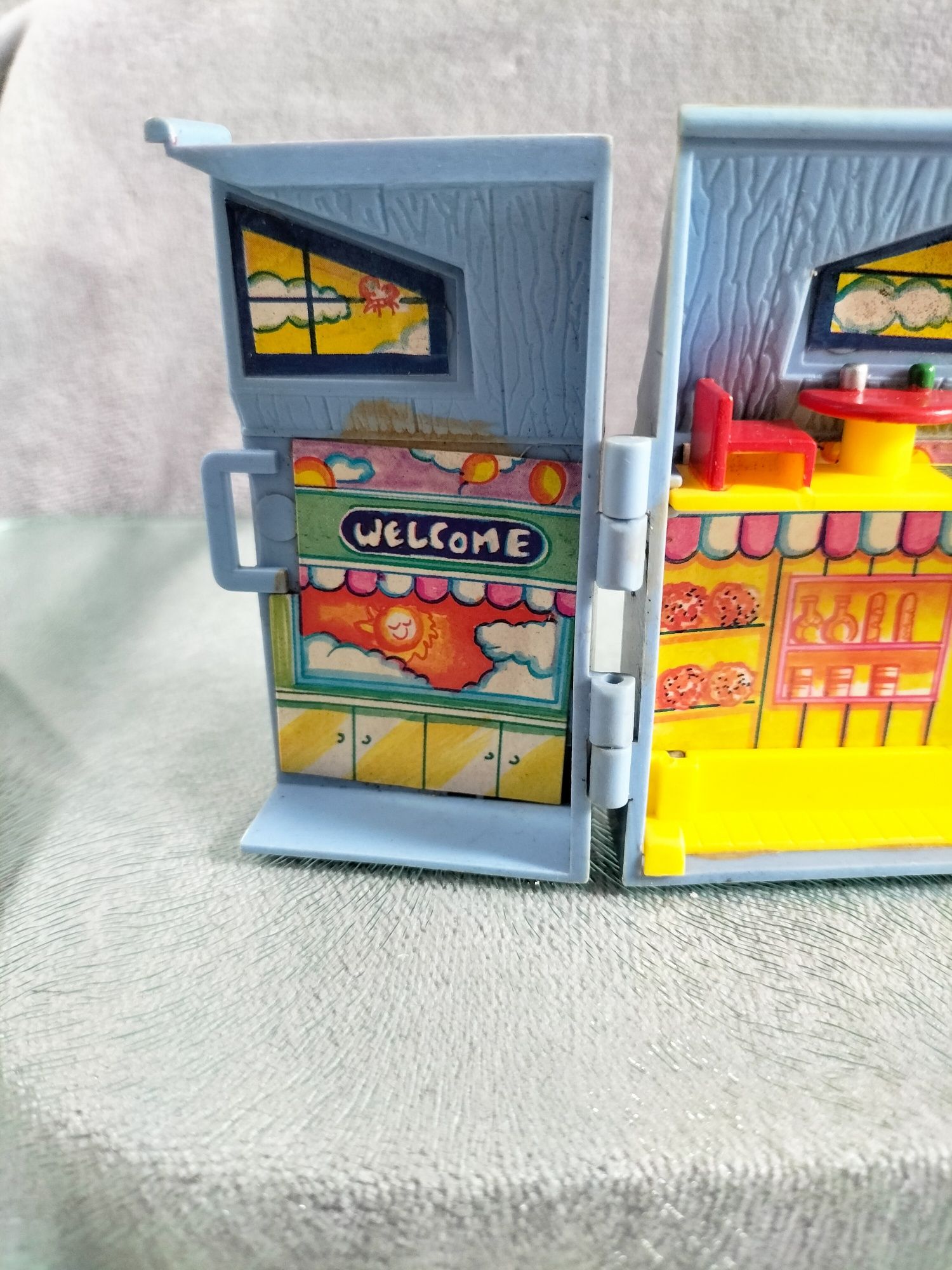 Otwierany domek Pizza House w stylu Polly Pocket lata 90
