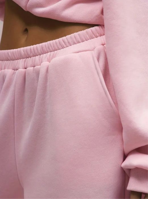 Теплые розовые спортивные оверсайз штаны на флисе клеш