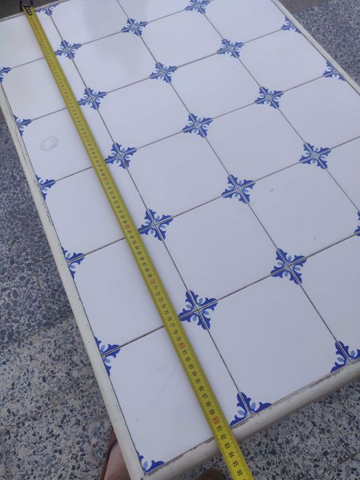 Mesa com azulejo