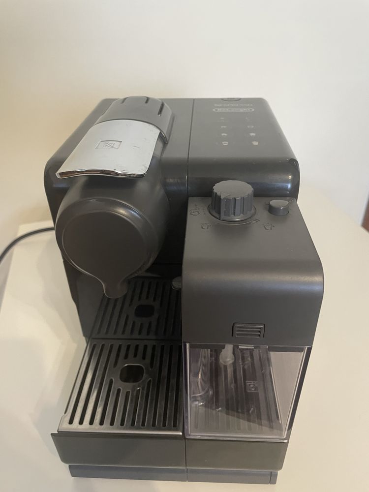 Капсульна кавоварка De'Longhi Nespresso Lattissima Touch EN 560.B