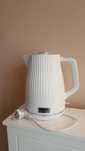 Biały ryflowany czajnik Tefal Loft 1,7 L Hampton hit wyprzedaż glamour