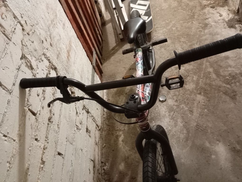 Fajny BMX z pegami