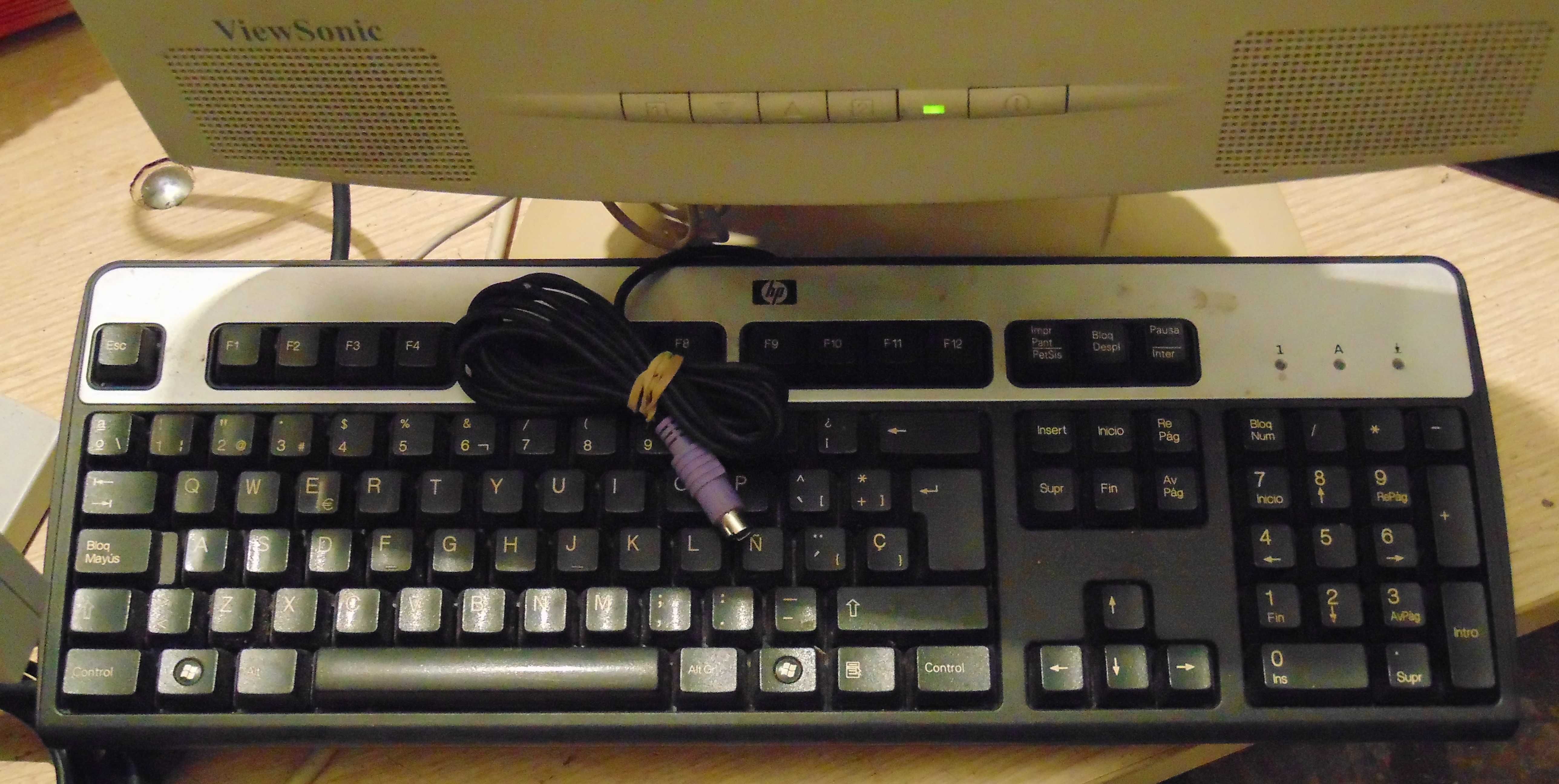 Dois Monitores FUJITSU Siemens e VIEWSONIC  + Dois Teclados HP.