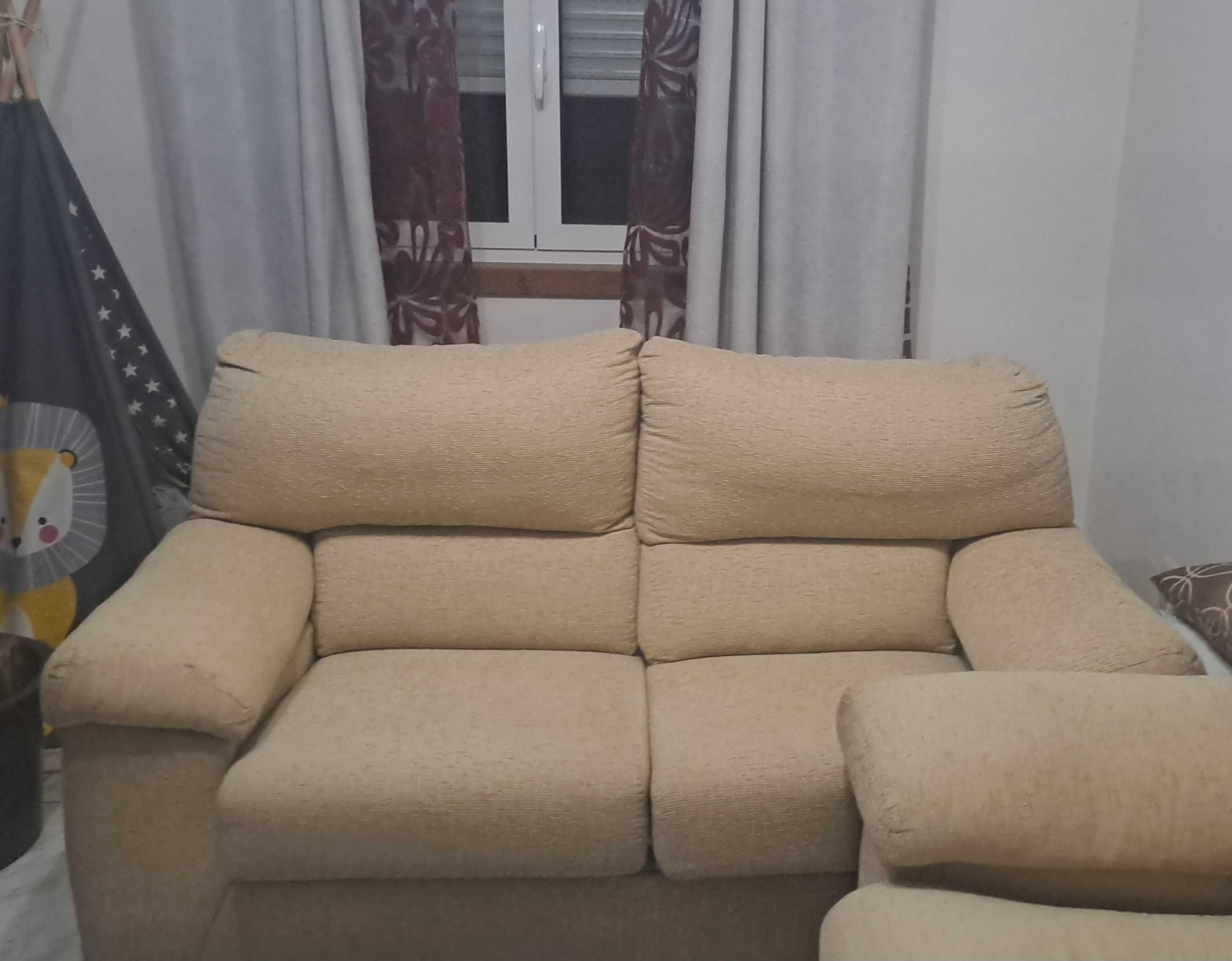 Conjunto sofás: 1 de 3 lugares mais 1 de 2 lugar