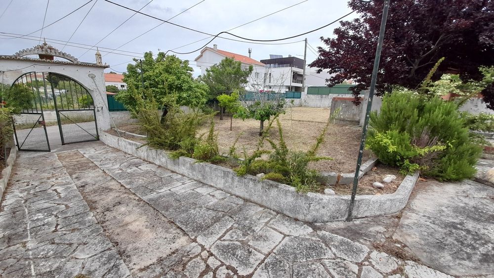 Vende-se vivenda em lote com 806m2