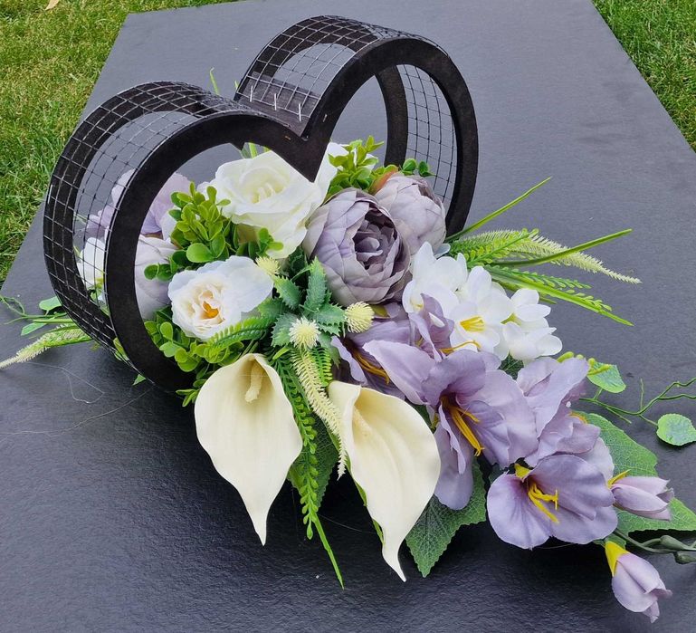 Kompozycja kwiatowa na grób cmentarz stroik serce ikebana Z273