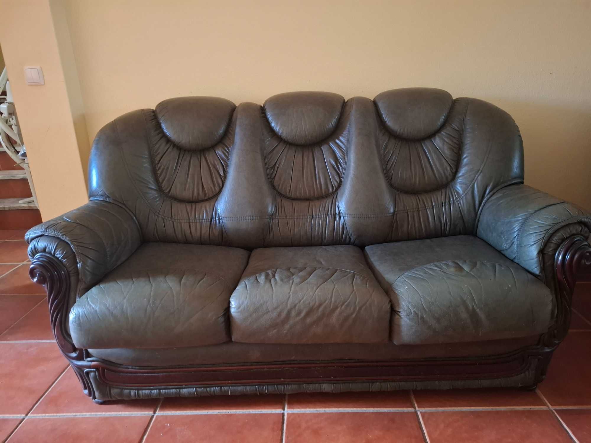 Sofá cama e poltrona em pele verde escuro