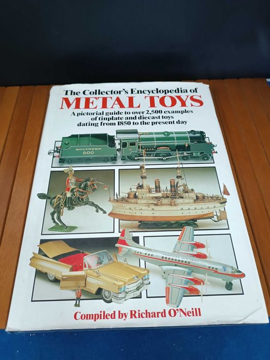 Monumental livro sobre Brinquedos antigos de Lata