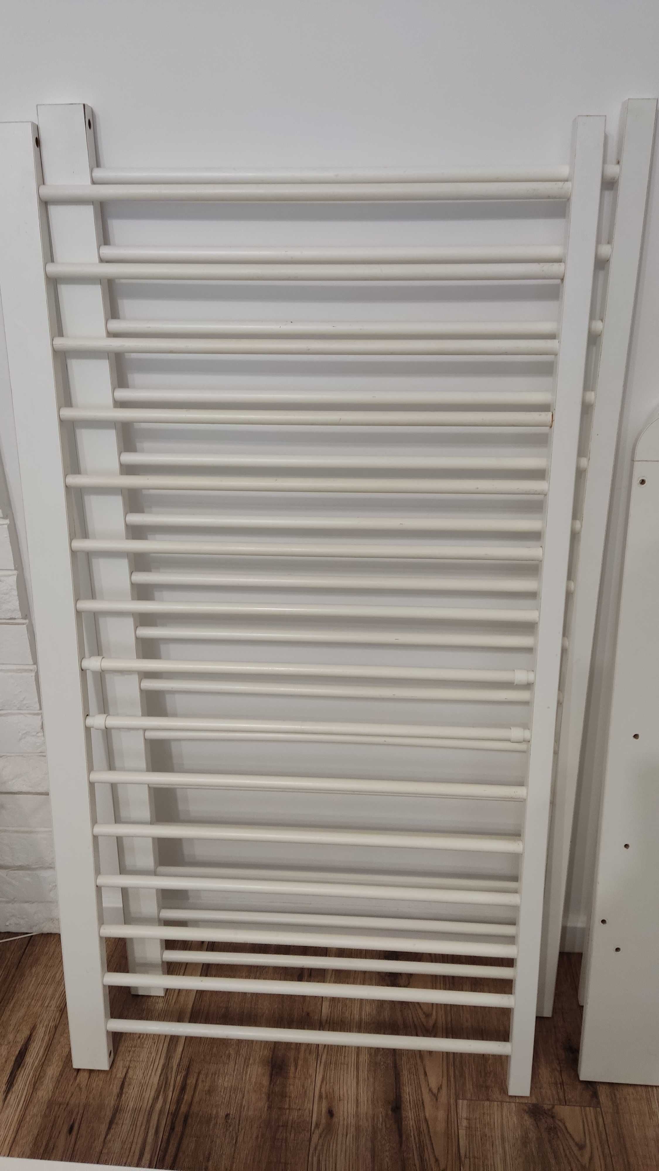 Białe drewniane łóżeczko dziecięce niemowlęce Klupś żyrafa 120x60
