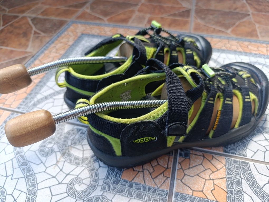 Keen 38.5р. чоловічі трекінгові босоніжки.