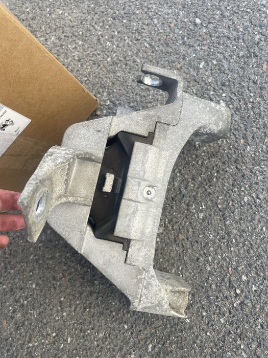 Подушка двигуна  оригінал chevrolet volt1 2011-2015 подушка двигателя