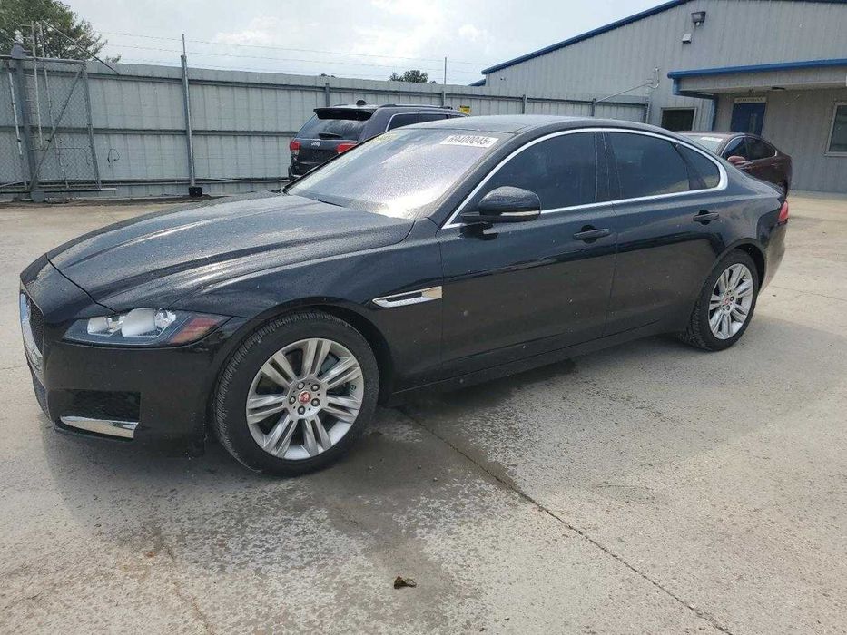 2017 Jaguar XF очікує відправлення