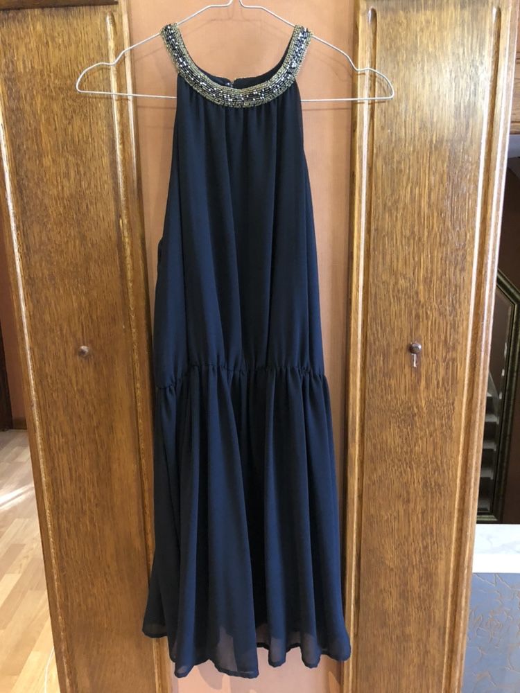 ZARA - czarna sukienka mini XS / S, z ozdobami wokół szyi