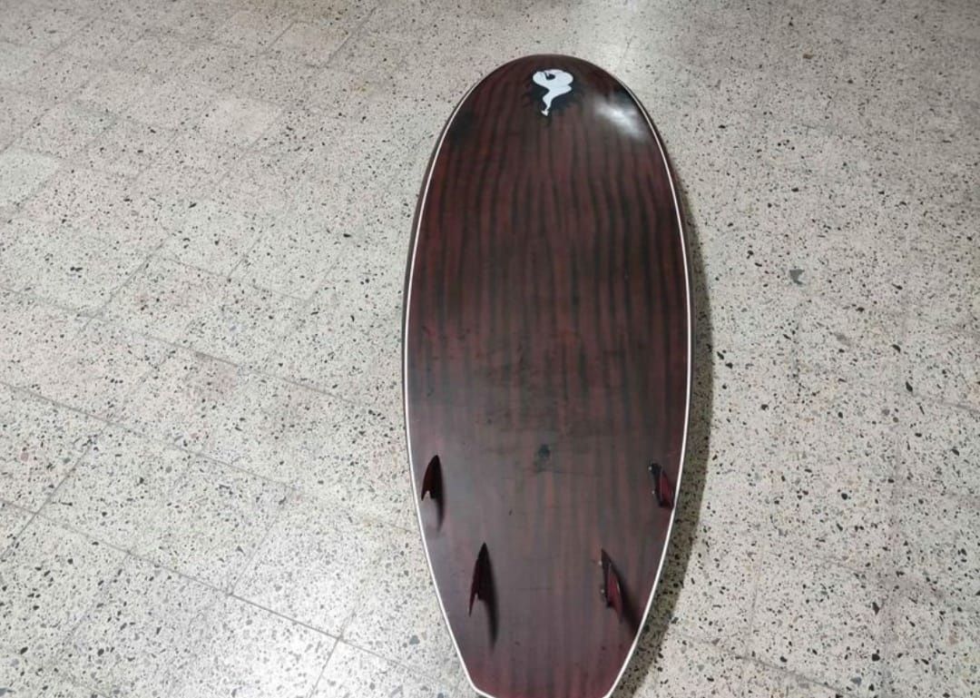 Vendo prancha Sup, da marca Gong, com capa. 7'3 de tamanho e 125L.