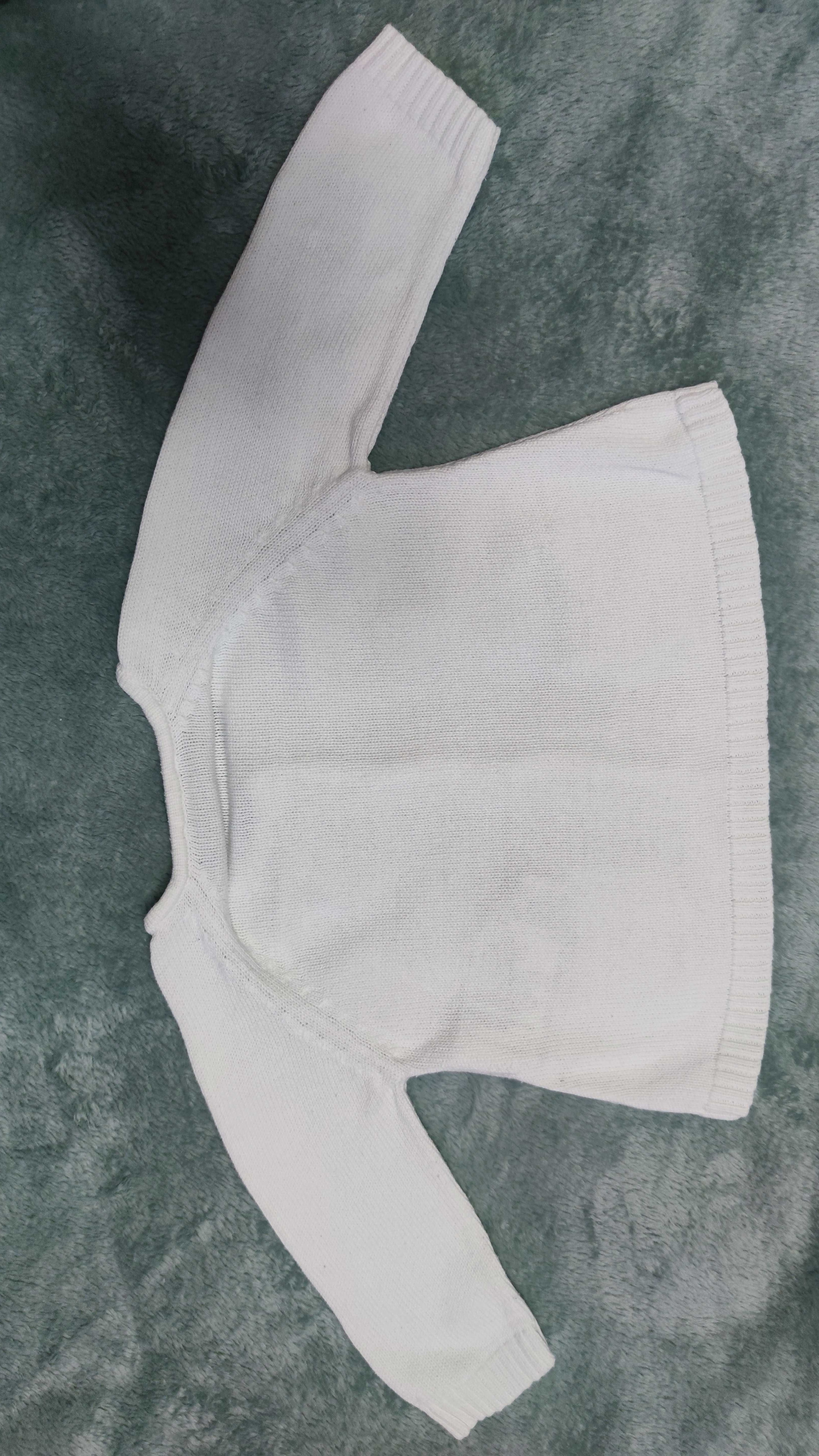 Benetton elegancki zapinany sweter kardigan biały 62 3-6 na chrzciny