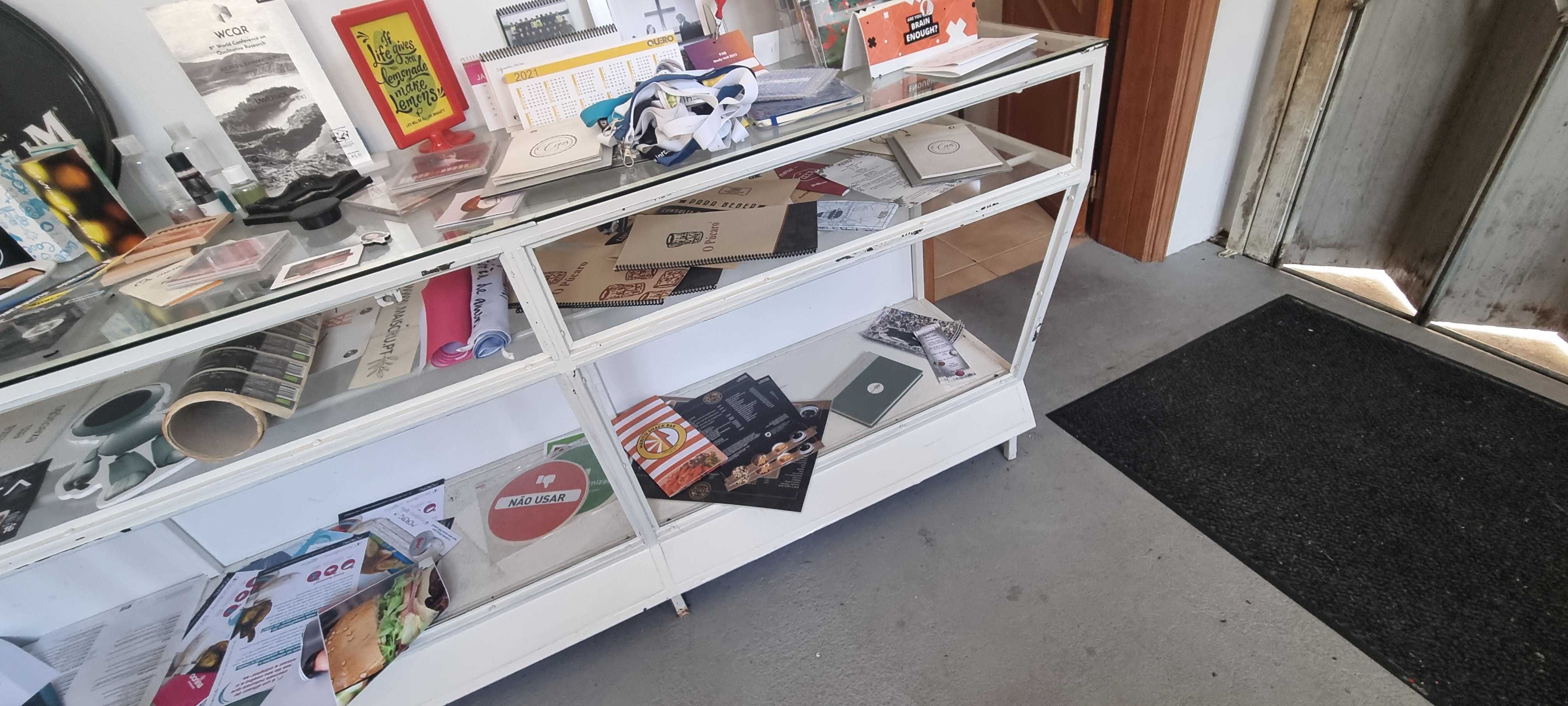 Móvel Vitrine com prateleiras